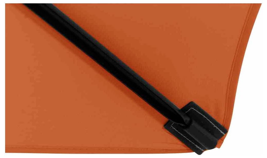 Zbliżenie rogu pomarańczowego parasola przeciwsłonecznego z czarnym stelażem naciągającym tkaninę.