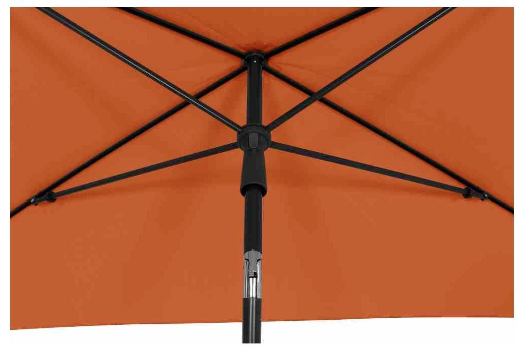 Czerwony parasol widziany od dołu, z czarną metalową ramą i drążkiem, rozłożony w celu zapewnienia cienia i ochrony.