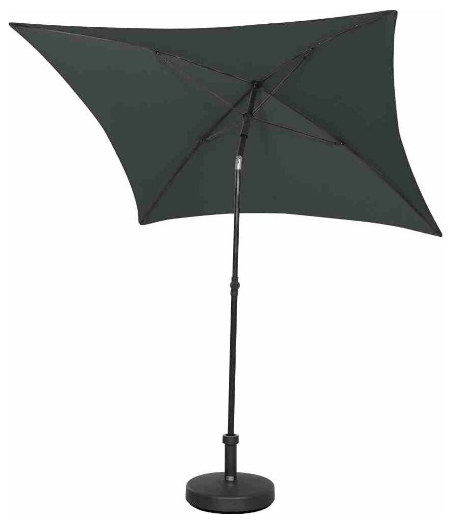 Wolnostojący, ciemnozielony parasol ogrodowy z kwadratową czasza, osadzony na solidnej, czarnej metalowej podstawie.