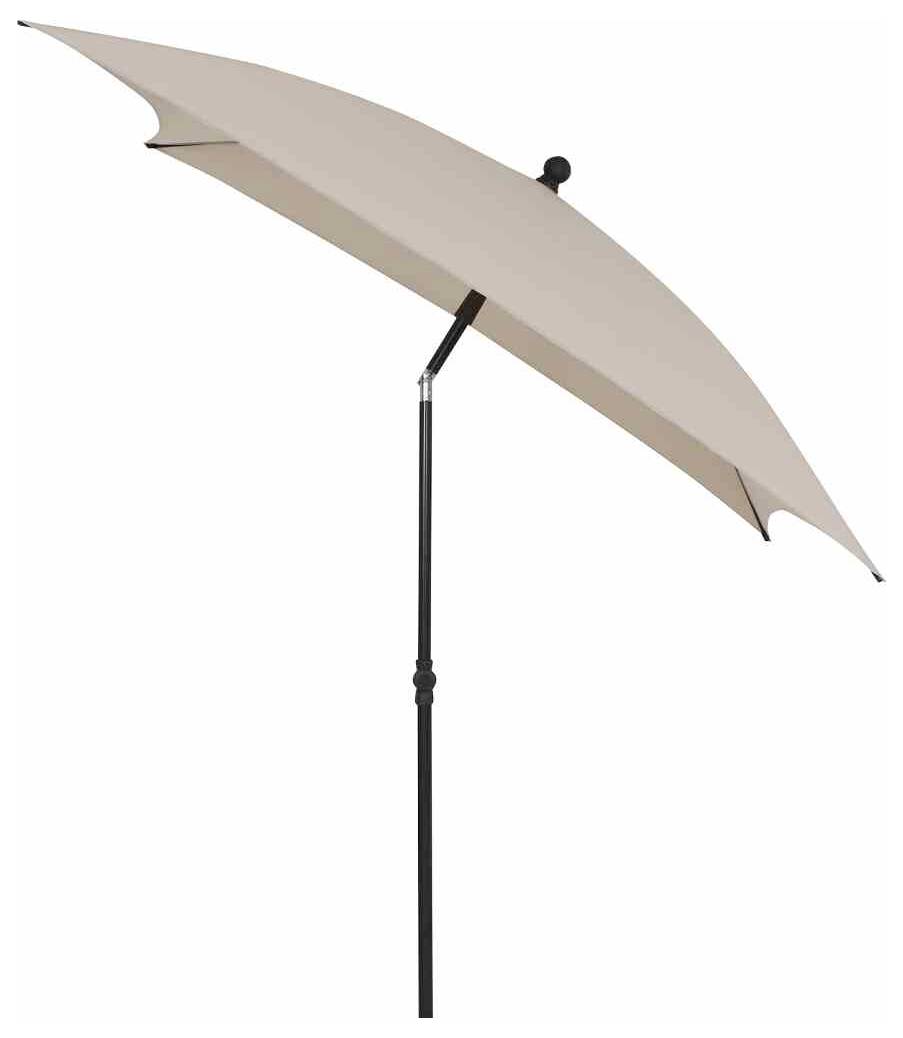 Beżowy parasol przeciwsłoneczny z wygiętym masztem, rozłożony i lekko pochylony, na białym tle.