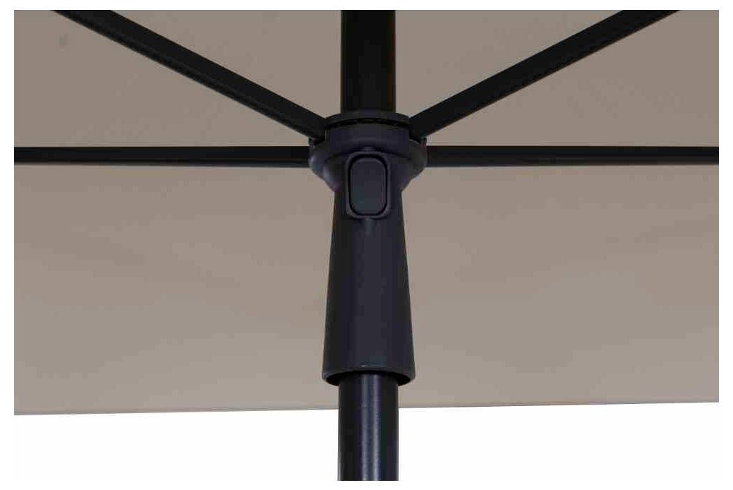 Zbliżenie mocowania parasola, które przytrzymuje tkaninę i płaszczyzny wsporników w odpowiedniej pozycji.