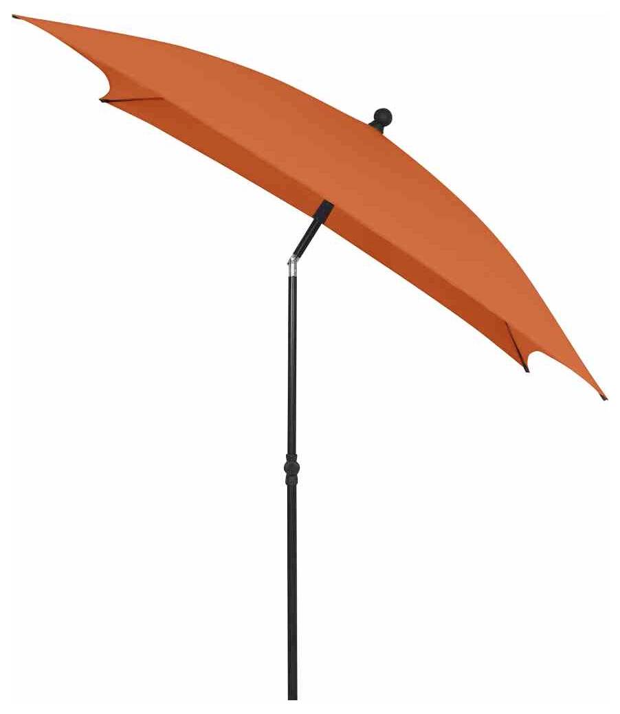 Pomarańczowy parasol przeciwsłoneczny z czarną podstawą, lekko pochylony. Idealny do zapewnienia cienia w ogrodzie lub na tarasie.