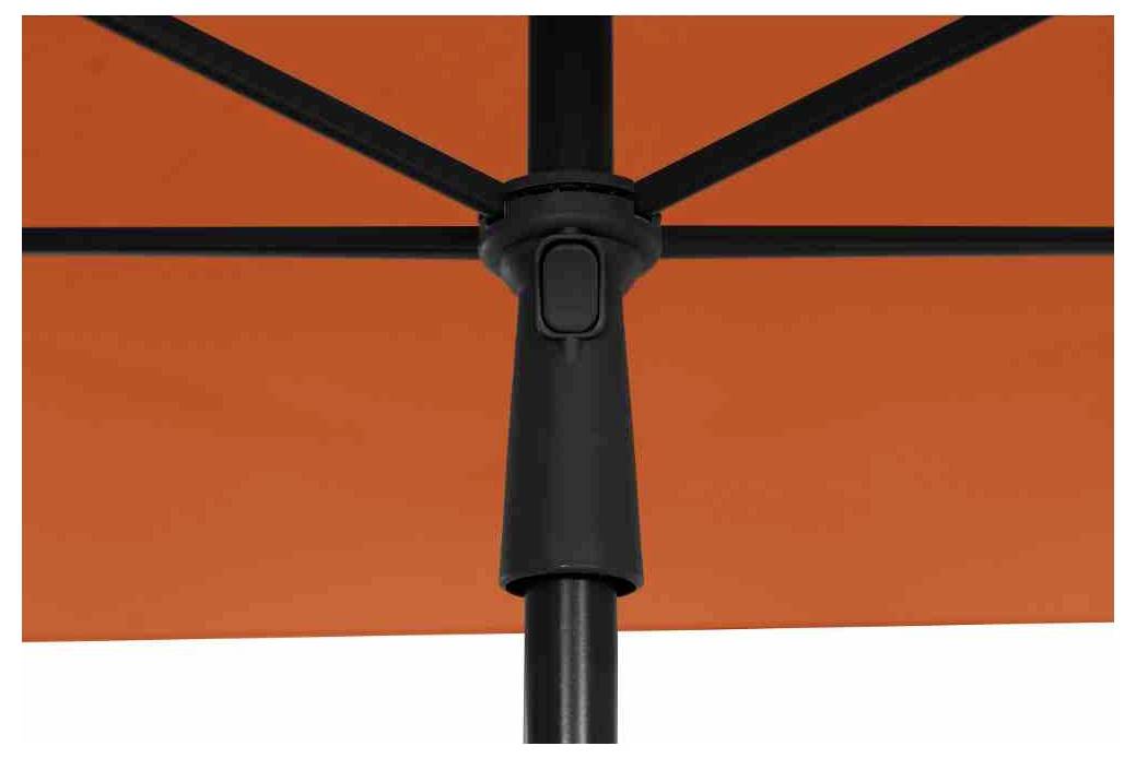 Czarny stelaż parasola podtrzymuje pomarańczowy parasol przeciwsłoneczny. Fokus skupiony jest na mechanizmie połączenia.