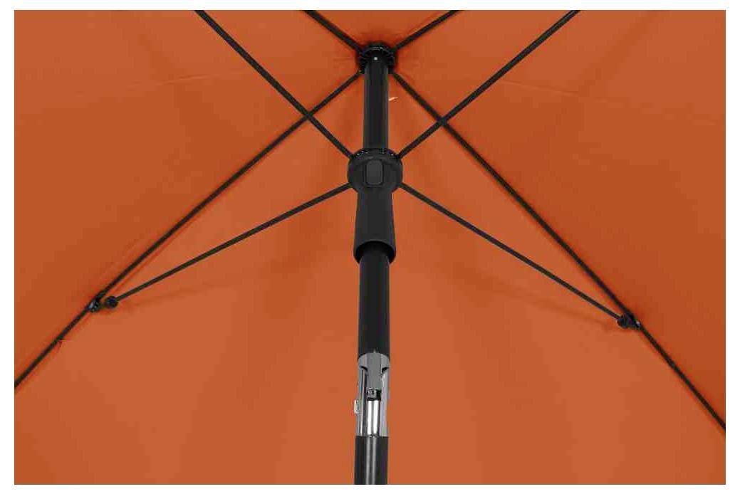 Spodnia strona pomarańczowego parasola przeciwsłonecznego z czarną ramą i prętami, które rozchodzą się równomiernie od środka.