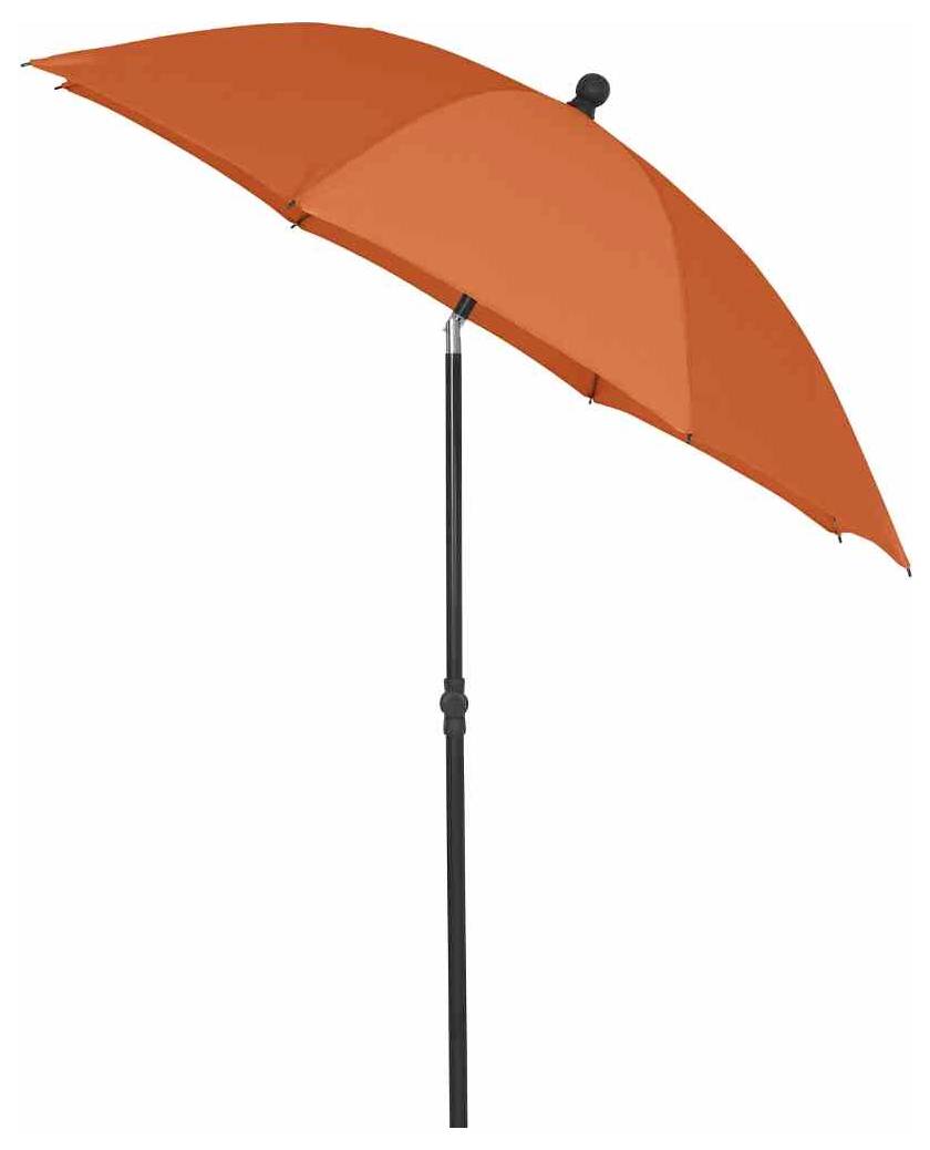 Pomarańczowy parasol ze czarną podstawą w pozycji pionowej.