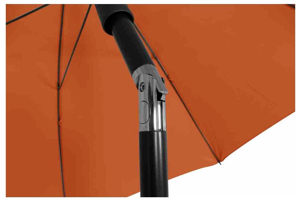 Czerwony parasol jest częściowo rozłożony, sfotografowany od spodu, z naciskiem na czarny metalowy pręt i mechanizm przegubowy.