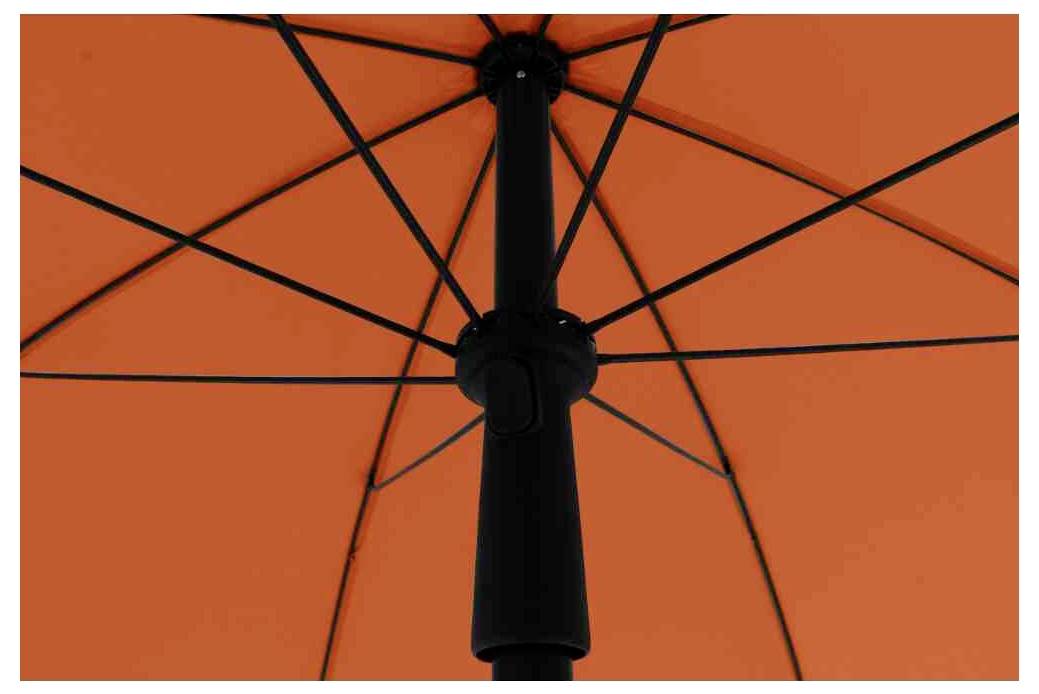 Widok od spodu otwartego, pomarańczowego parasola przeciwsłonecznego z czarnymi, podzielonymi na sekcje ramionami.