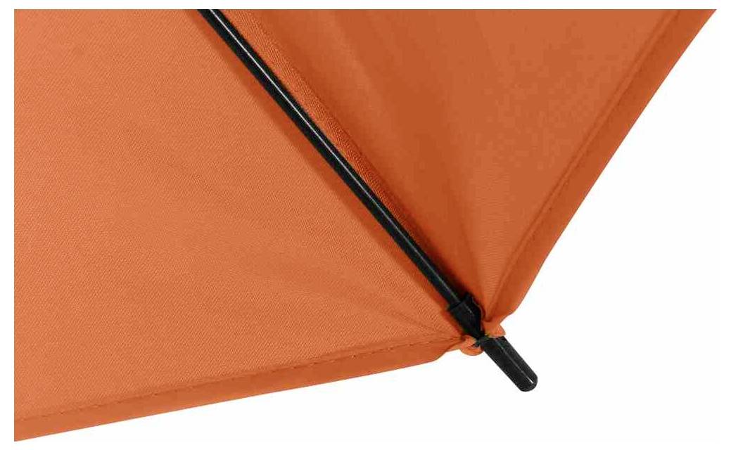 Pomarańczowy parasol z czarną ramą, sfotografowany z bliska, eksponujący strukturę i kolor materiału, z którego jest wykonany.