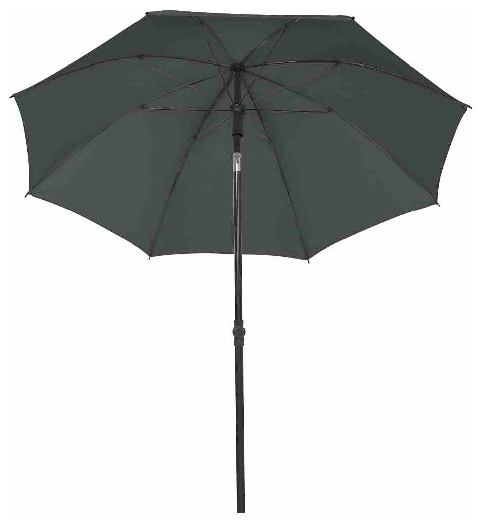 Czarny parasol z zielonym materiałem i metalowym uchwytem stoi otwarty w pozycji pionowej.