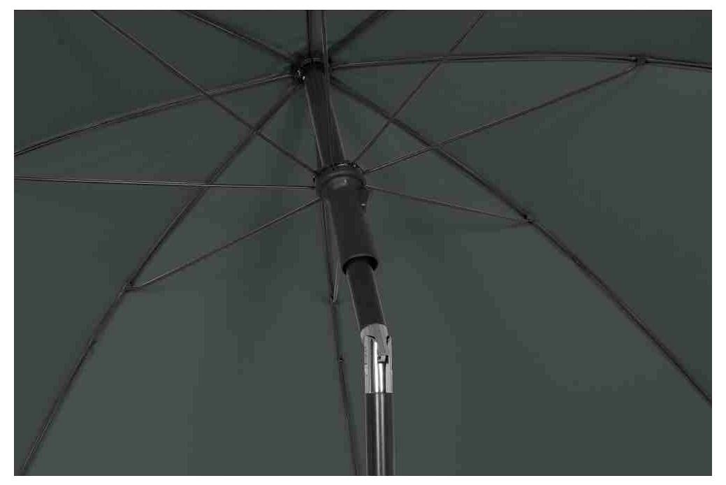 Otwarty zielony parasol widziany od wewnątrz, z fokusem na jego żebra i trzon.