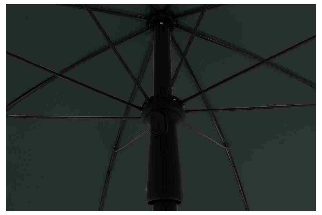 Spód otwartego, dużego, ciemnego parasola. Żebra i centralny maszt są wyraźnie widoczne.