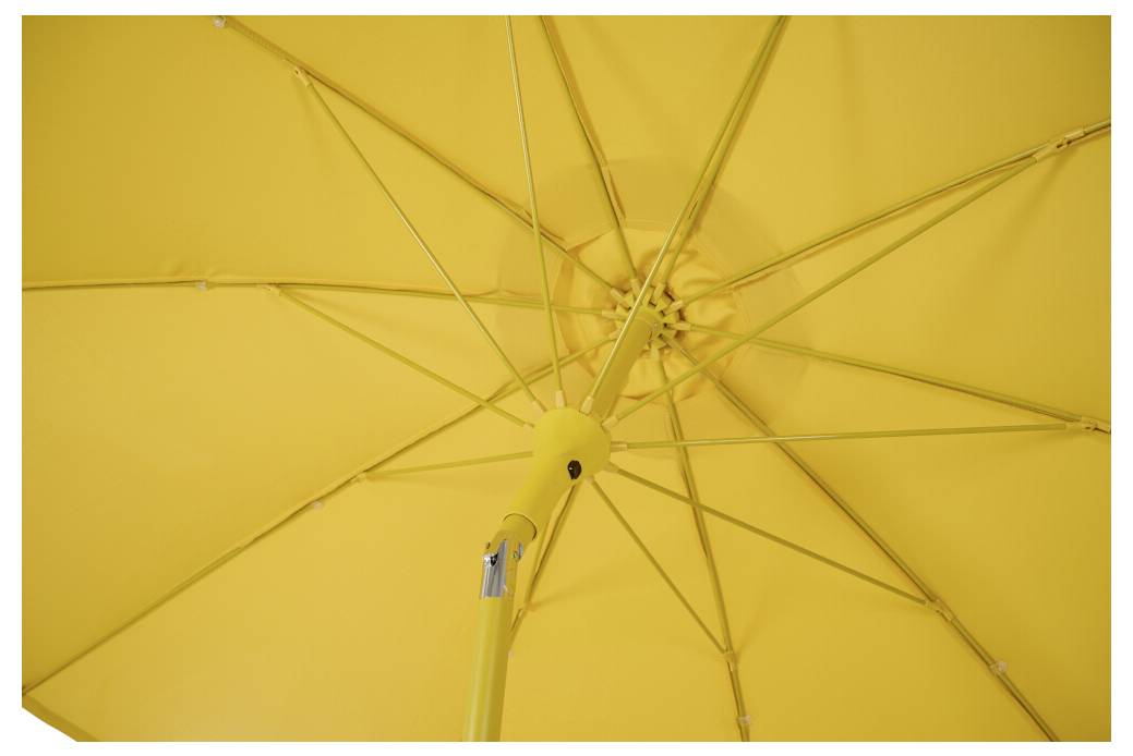 Żółty parasol sfotografowany od dołu, ukazujący strukturę żeber.