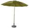 Duży, zielony parasol przeciwsłoneczny z metalową rurą i okrągłą podstawą. Parasol jest całkowicie rozłożony i stoi pionowo.