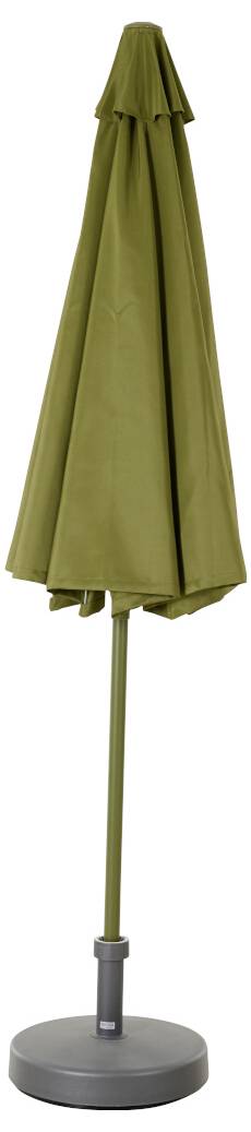 Zielony, zamknięty parasol na szarym stojaku, idealny do ogrodu lub na taras.