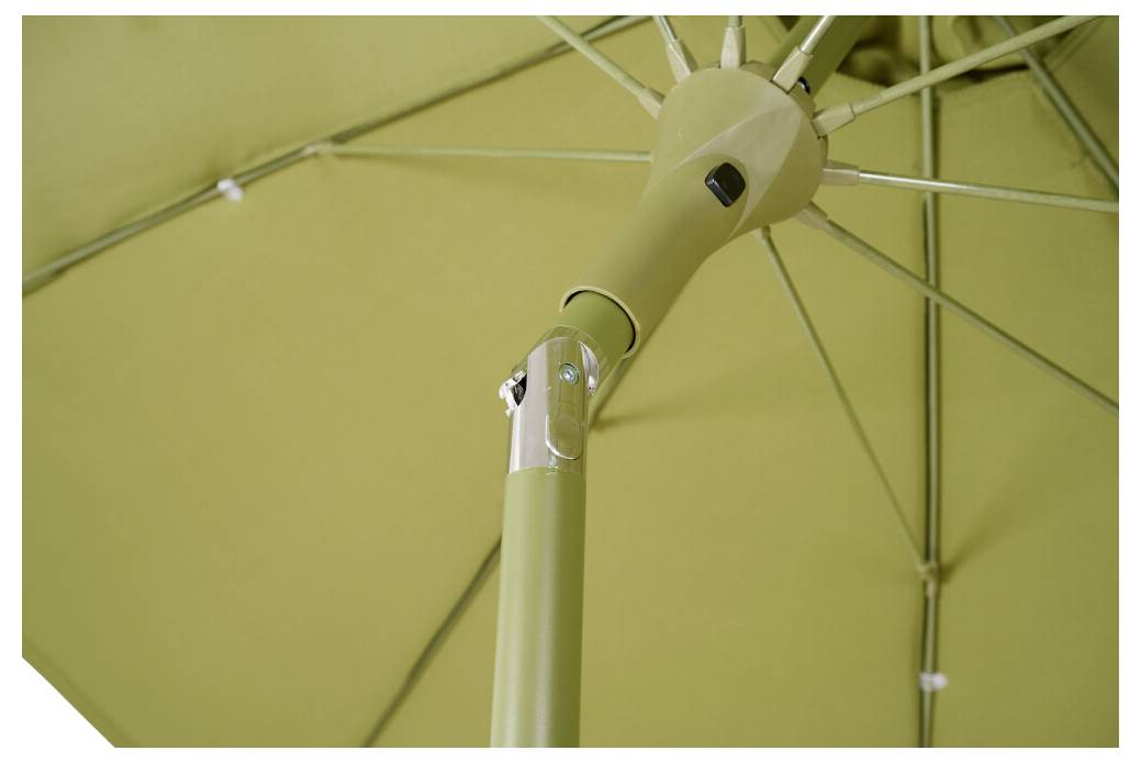 Zielony parasol widziany od spodu. Widoczne są jego szprychy i centralna żerdź.