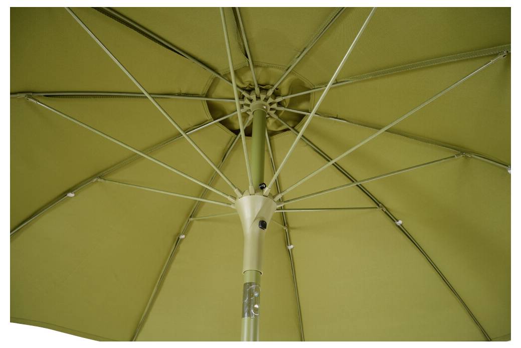 Widok od dołu na otwarty, zielonkawy parasol przeciwsłoneczny z metalowymi prętami.
