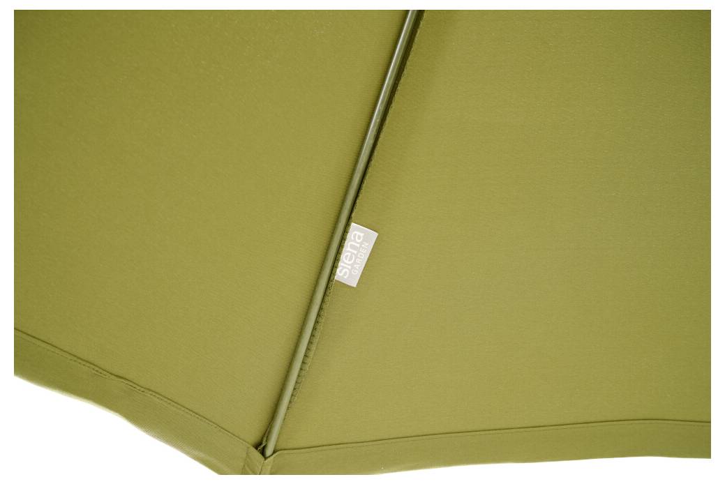 Zielony parasol z widocznym metalowym prętem i małą białą etykietą z napisem 'Sierra'.