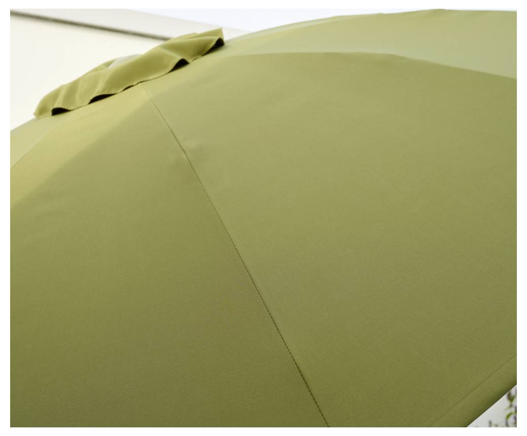 Duża, zielona tkanina parasola przeciwsłonecznego z widocznymi szczegółami szwów. Materiał jest mocno naciągnięty i zapewnia cień oraz ochronę przed słońcem.