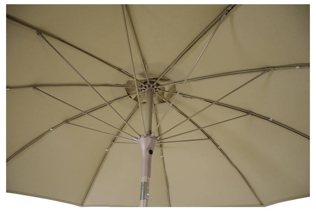Zamknięty, beżowy parasol widziany od dołu, ukazujący metalowe żebra i centralny mechanizm.