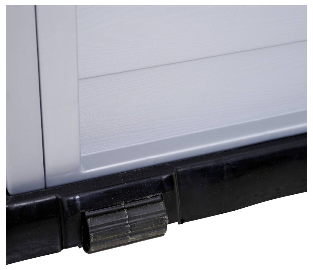 'Róg kontenera z tworzywa sztucznego z czarnymi kółkami jezdnymi, prezentujący strukturę i funkcjonalność mobilnego rozwiązania.'