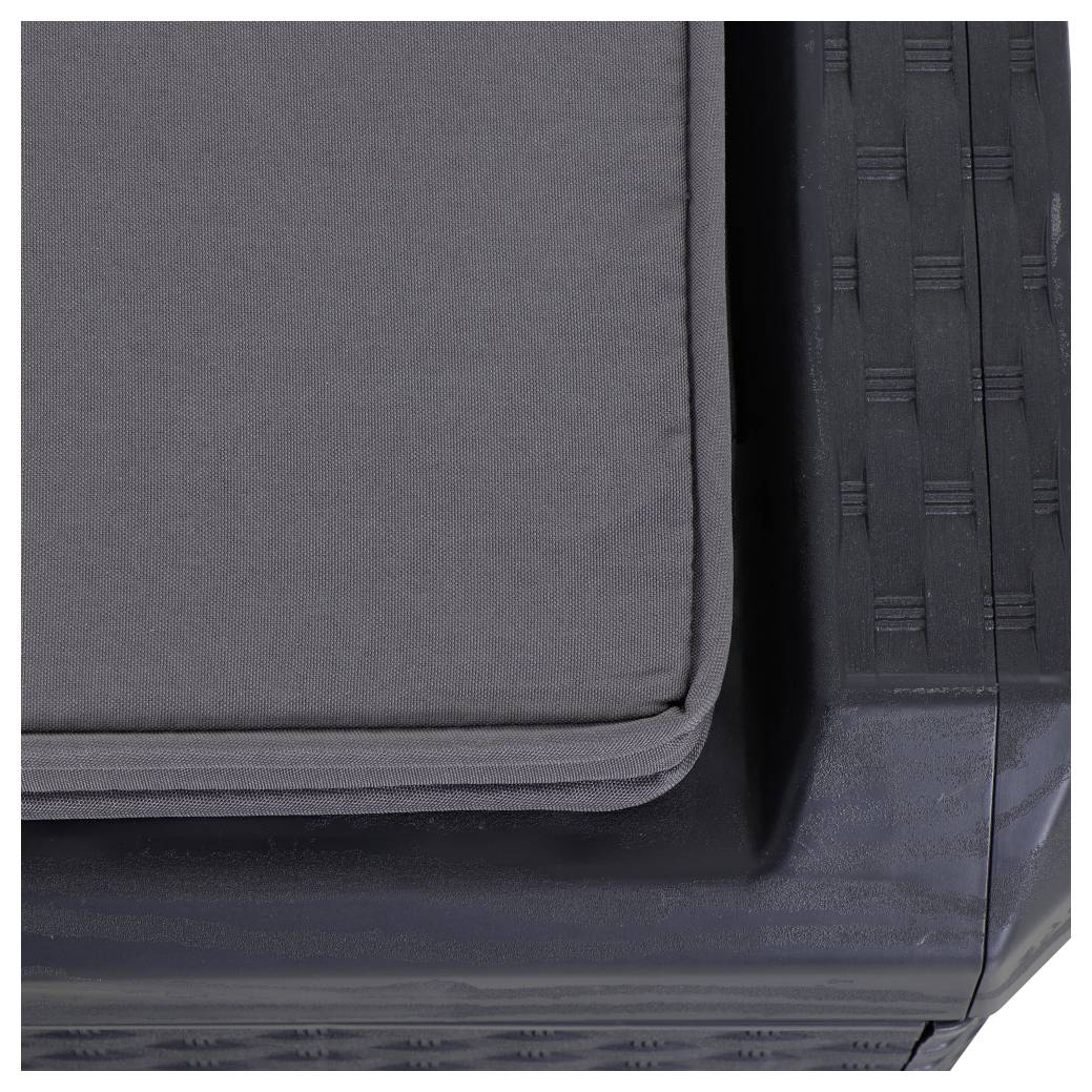 Róg prostokątnego, wyściełanego siedziska z szarą tkaniną, osadzonego na ciemnoszarej, plecionej ramie z tworzywa sztucznego.