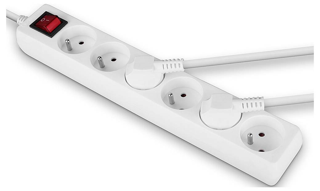 Biała listwa zasilająca z pięcioma gniazdami i czerwonym przełącznikiem wł./wył. Trzy z gniazd są zajęte.