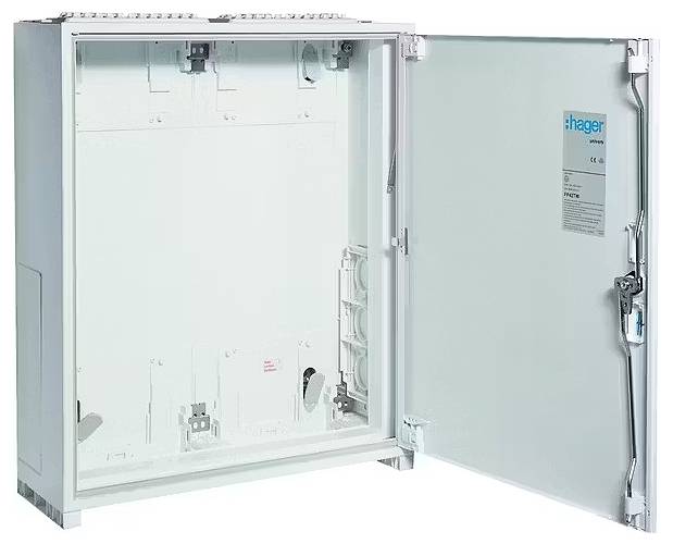 Otwarty rozdzielacz elektryczny prezentujący wnętrze z możliwościami montażu oraz podłączeniami różnych komponentów elektrycznych.