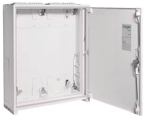Pusty biały rozdzielnik elektryczny z otwartymi drzwiczkami. Wewnątrz widoczne są mocowania do elementów elektrycznych. Na drzwiczkach znajduje się logo 'hager'.