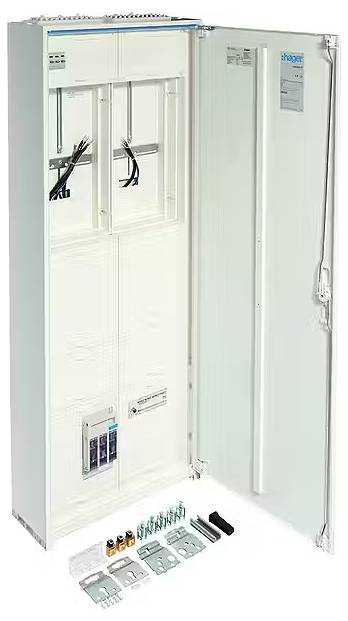 Otwarty elektryczny rozdzielnik z widocznymi przewodami, elementami zabezpieczającymi i częściami mocującymi.