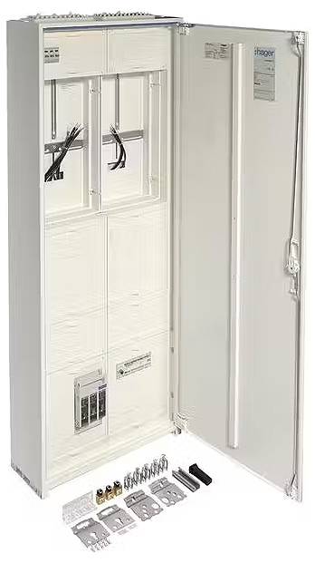 Otwarty, biały elektryczny rozdzielacz z widocznymi przewodami i przełącznikami; akcesoria leżą przed nim na podłodze.