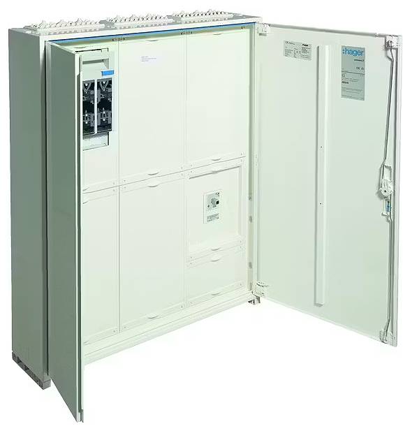 Biała szafa sterownicza z otwartymi drzwiami, ukazująca widoczne bezpieczniki i połączenia elektryczne. Po lewej stronie logo firmy elektrotechnicznej.