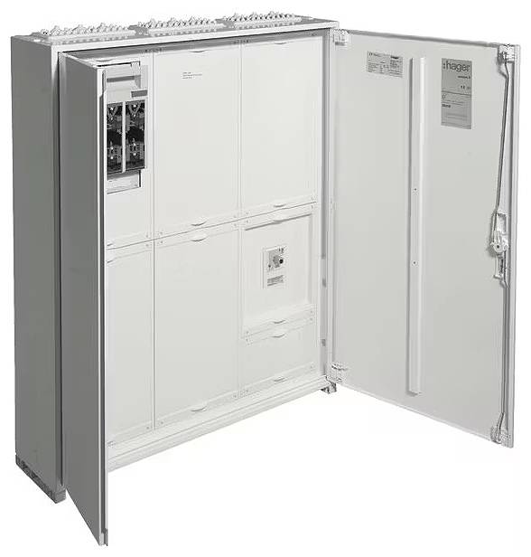 Otwarty elektryczny rozdzielacz z widocznymi obwodami elektrycznymi i bezpiecznikami w środku.