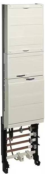 'Szafa elektryczna rozdzielcza z wieloma przegrodami i otwartą dolną sekcją do podłączenia kabli.'