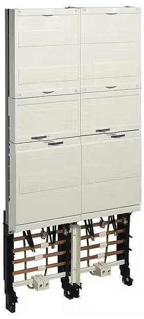 Urządzenie techniczne z wieloma przegrodami i przełącznikami ułożonymi pionowo. Dolna sekcja ukazuje kable i złącza.