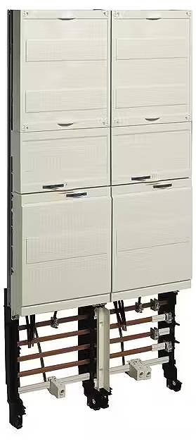 Elektryczna szafa sterownicza z wieloma przegrodami drzwiowymi i widocznymi połączeniami kablowymi w dolnej części.