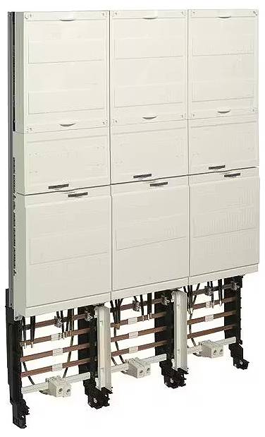 Elektryczny rozdzielnik elektryczny z wieloma warstwowo ułożonymi przegrodami i otwartymi połączeniami kablowymi od spodu.