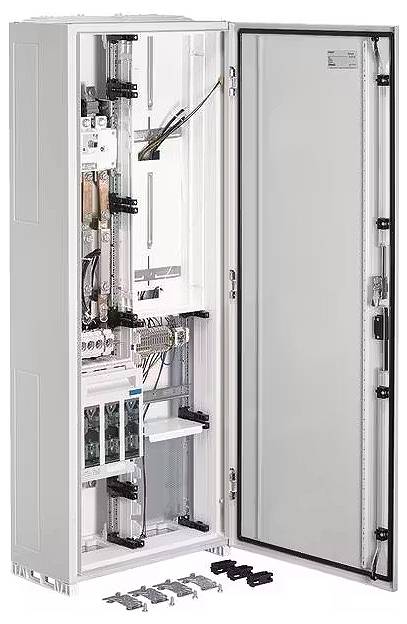 Otwarty elektryczny rozdzielnik z widocznymi przewodami i obwodami elektrycznymi, na białym tle.