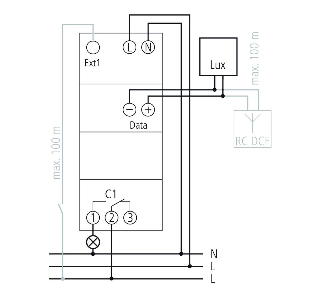 Schemat elektryczny systemu oświetleniowego z czujnikiem natężenia światła (lux), możliwościami podłączenia, przewodami danych oraz maksymalnymi długościami przewodów.