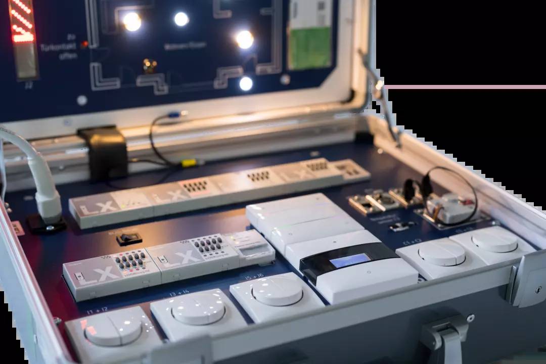 Zbliżenie elektrycznej szafy sterowniczej z wieloma slotami, przełącznikami i kontrolkami, ukazujące szczegóły techniczne.