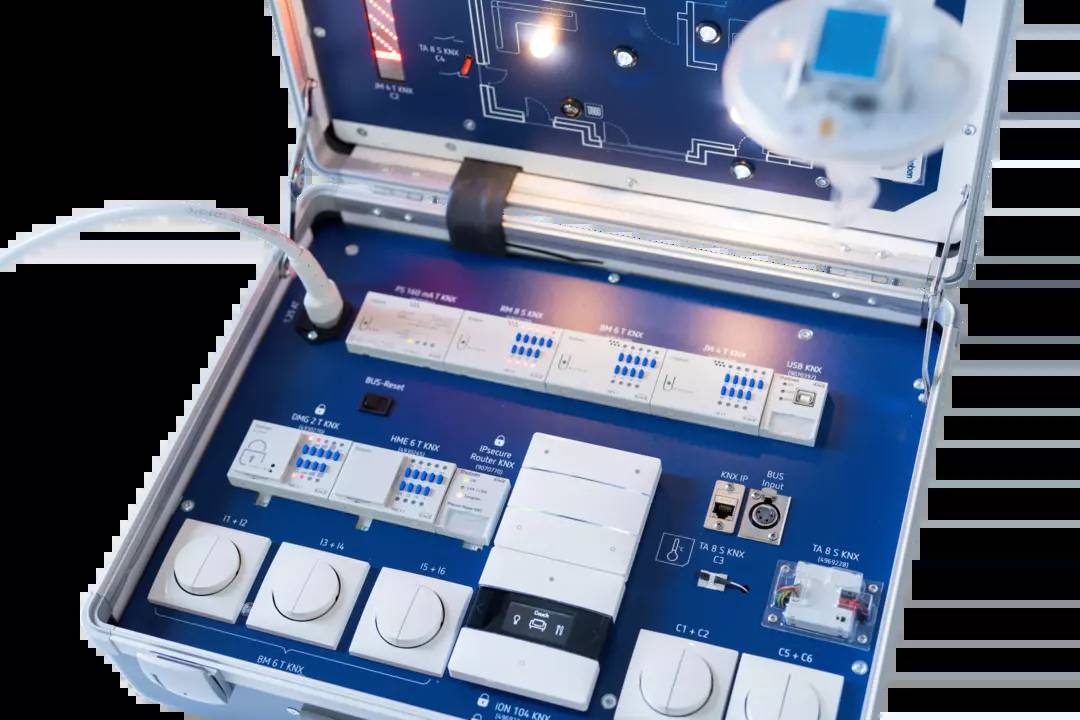 Elektryczne urządzenie testowe w otwartej walizce prezentuje przełączniki, kable i wskaźniki kontrolne do inspekcji i diagnostyki systemów technicznych.