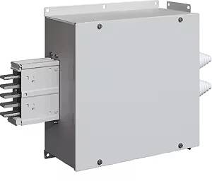 Metalowa obudowa elektryczna z przyłączami kablowymi po prawej stronie i możliwą do zamontowania mocowaniem po lewej stronie.