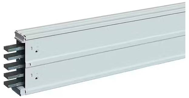 Jasnoszary, podłużny system instalacji elektrycznej z czterema widocznymi, równoległymi szynami przewodzącymi, wystającymi z otworu.