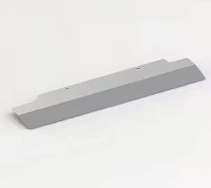 Szary element metalowy o prostokątnym kształcie z dwoma otworami, umieszczony na białym tle.