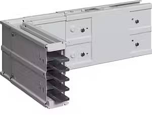 Prostokątny, biały metalowy kanał z wieloma prostokątnymi wylotami. Kanał zawiera czarne pionowe lamele.