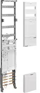 Pionowy system instalacyjny wielowarstwowy przedstawia rozmieszczenie rur i przewodów. Obok niego widoczne są panele osłonowe.