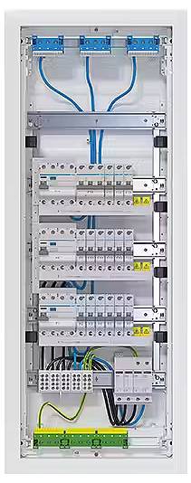 'Szafa elektryczna z wieloma przełącznikami i połączeniami kablowymi w pionowej obudowie. Widoczne są niebieskie i zielone kable.'