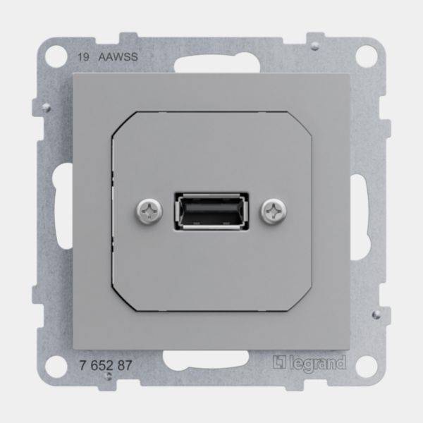 Naścienna wtyczka USB firmy Legrand, model AAWSS, w kolorze szarym. Prezentuje centralnie umieszczony port USB na kwadratowej pokrywie z widocznymi śrubami.