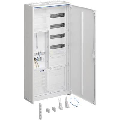 Biały szafka elektryczna z otwartymi drzwiczkami, ukazująca kilka przegród i przewodów. Przed nią leżą elementy wyposażenia dodatkowego. Odpowiednia do instalacji elektrycznych.