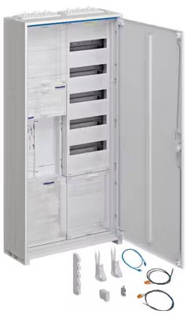 Otwarty rozdzielacz elektryczny z wieloma poziomami instalacji elektrycznych, obok którego leżą na podłodze kable i elementy osprzętu.