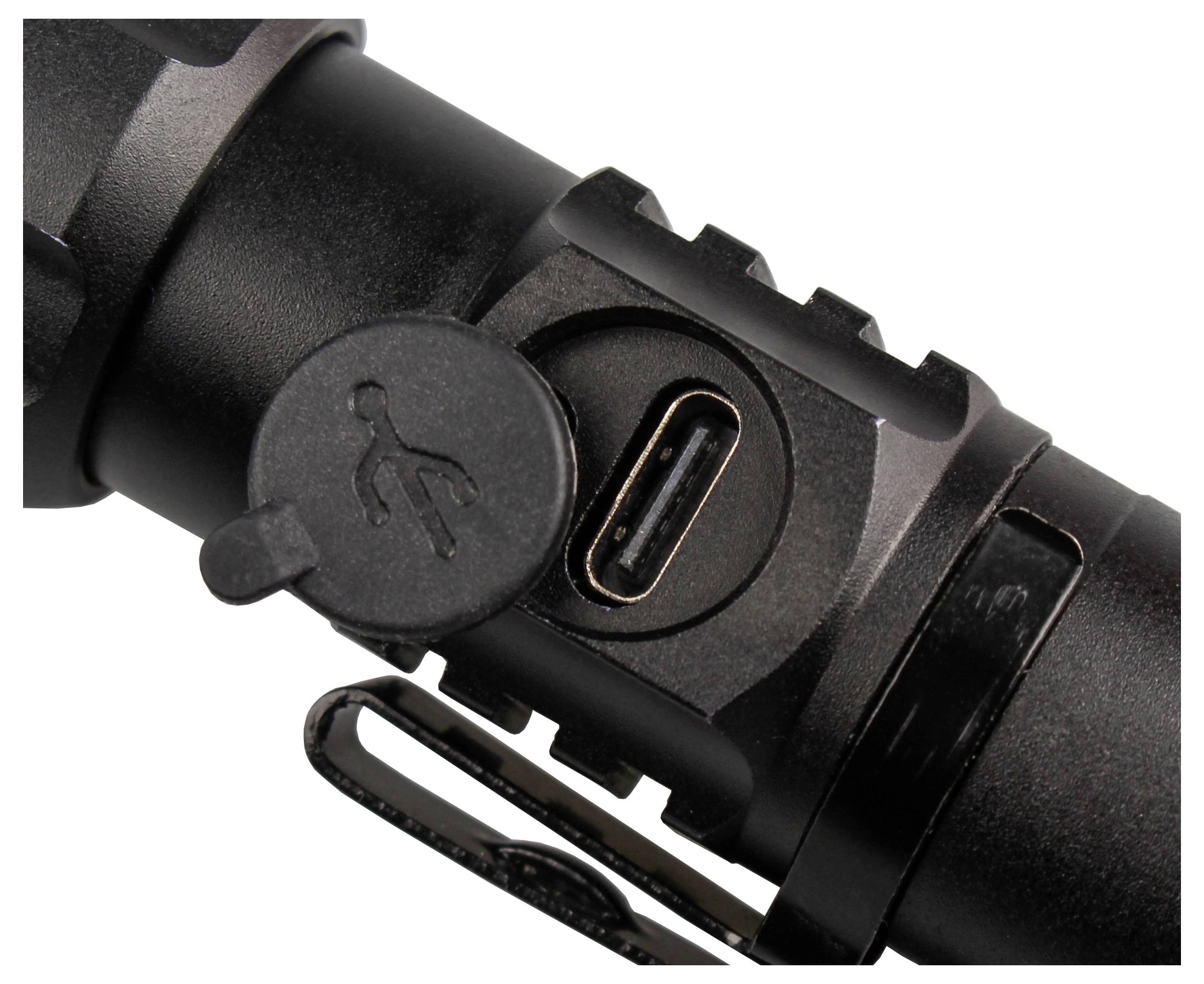 Złącze USB-C na czarnej latarce jest chronione gumową osłoną z symbolem USB.